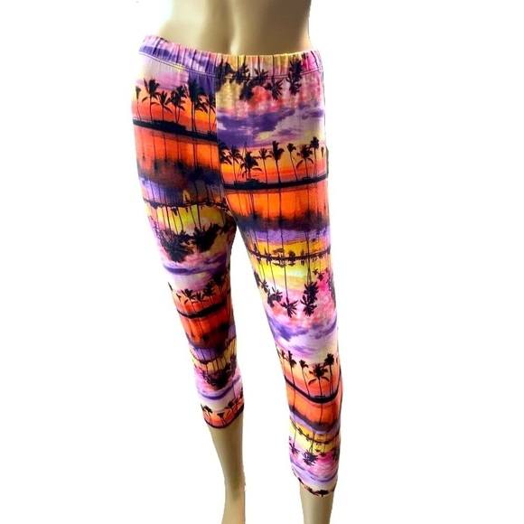 No Boundaries Multicolor Tropical Palm Tree Sunset Capri Leggings Size Medium - Picture 1 of 13